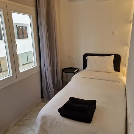 2 Bedroom Modern In The Heart Of Larnaca! Apartmán